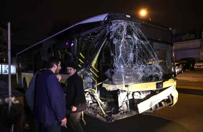 Ümraniye’de otomobil İETT otobüsüne çarptı! 5 yaralı