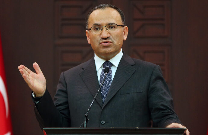 Adalet Bakanı Bozdağ: Dünyanın hiçbir anayasasında sınırsız kıyafet hürriyeti yoktur