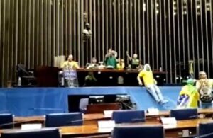 Brezilya’da seçimi kaybeden Bolsonaro’nun destekçileri kongre binasını bastı darbe çağrısı yaptı