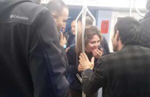 Metrodaki tutunma direklerine kafasını sıkıştırdı