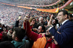 Galatasaray tribününde İmamoğlu’na tam destek! “Bulduk seni bırakmayız!”