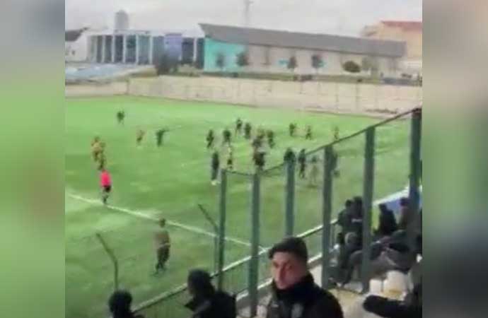 Amatör Lig maçında taraftarlar sahaya girip futbolculara saldırdı