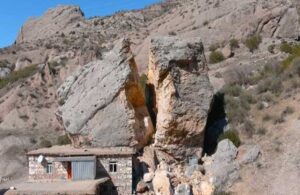Depremde eve düşen dev kayalar köyde panik yarattı