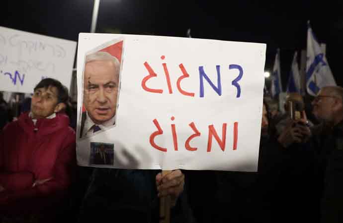 İsrail’de yargının yetkilerinin kısıtlanmasına tepki gösteren yüzlerce kişi Cumhurbaşkanının evinin önünde toplandı