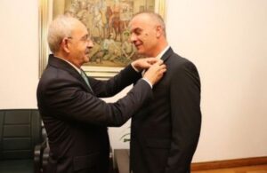 Eski MHP’li Ayengin’e rozetini Kılıçdaroğlu taktı!