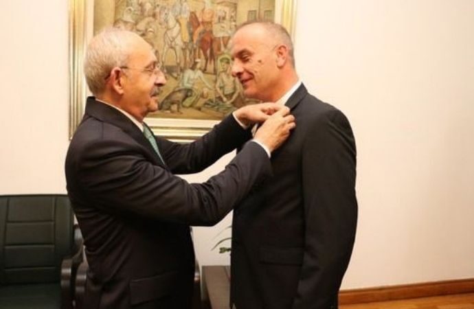 Eski MHP’li Ayengin’e rozetini Kılıçdaroğlu taktı!