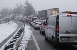Bursa-İstanbul kara yolunda kar yağışı nedeniyle trafik tıkandı