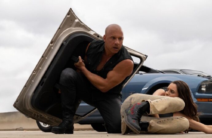 Hızlı ve Öfkeli 10 : Dominic Toretto ve ailesi geri dönüyor