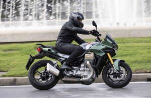 Moto Guzzi V100 Mandello adaptif kanatlarla daha az rüzgar etkisinde kalıyor