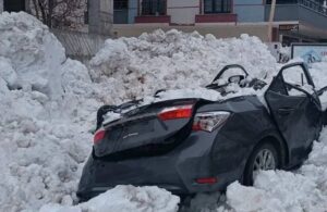 Çatıdan düşen buz kütlesi otomobili parçaladı