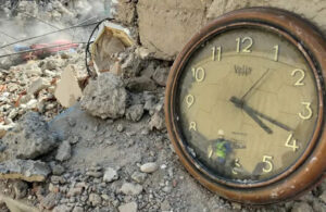 Depremin olduğu dakikada duran saat