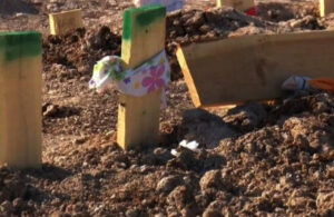 Depremzedeler yakınlarının mezarını bulabilmek için eşyalarını koydu