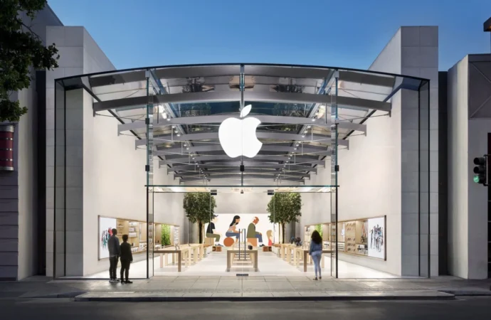 Dünyanın en büyük Apple mağazası Miami’de açıldı