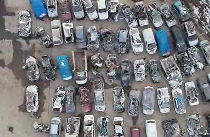 Depremde hasar gören araçlar böyle görüntülendi
