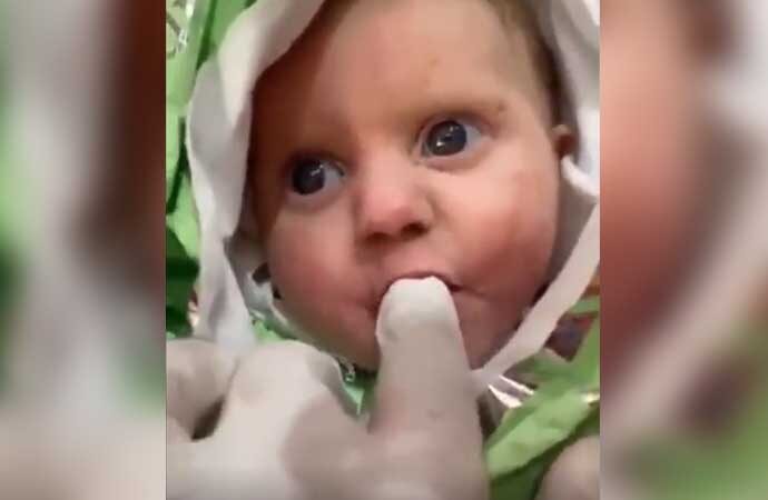 Türkiye’nin konuştuğu bebek! Enkazdan sağ çıktı görevlinin parmağını emdi
