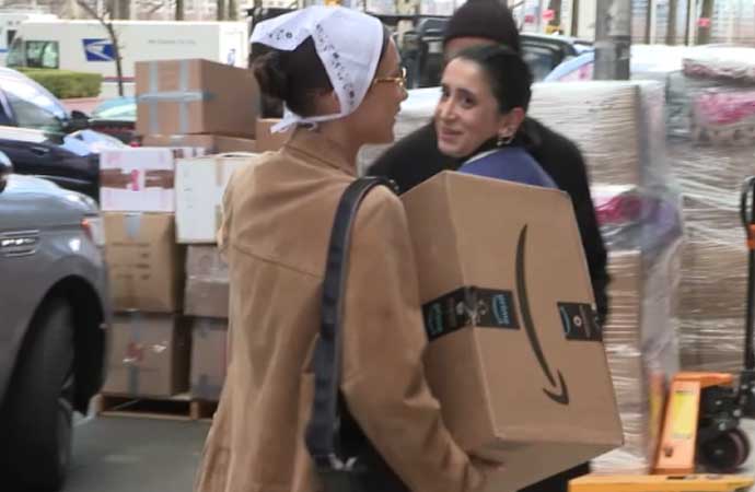 Bella Hadid Türkiye için yardım kolileri taşıdı!