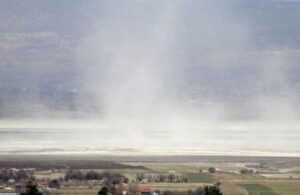 Yüzde 45 küçülen Burdur Gölü’nün üzerinde toz bulutu