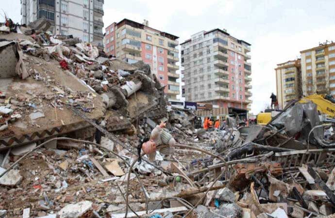Deprem bölgesinde yıkılan binalarla ilgili soruşturma başlatıldı