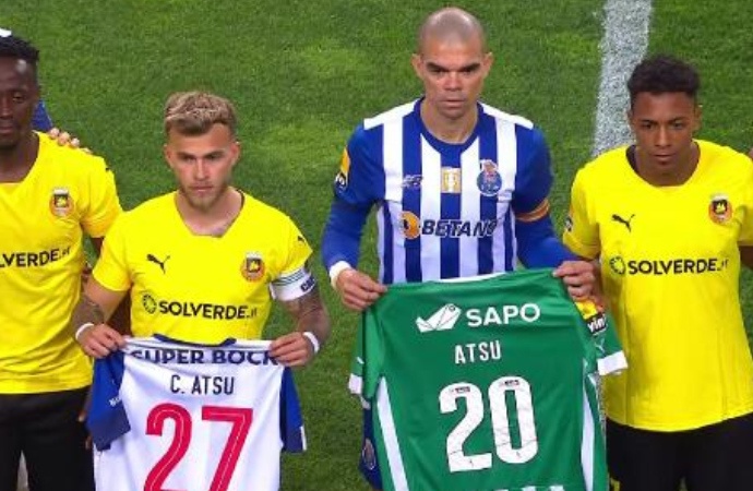 Portekiz Ligi’nde Atsu için anma! Takım kaptanları formasıyla maça çıktı