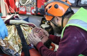 101. saatte enkazdan çıkarılan depremzede kurtarma görevlisine sarıldı