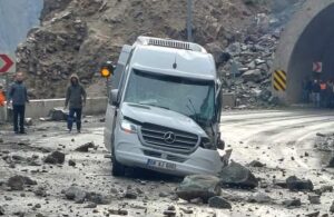 Artvin’de heyelan: Kayaların düştüğü minibüste 4 kişi yaralandı
