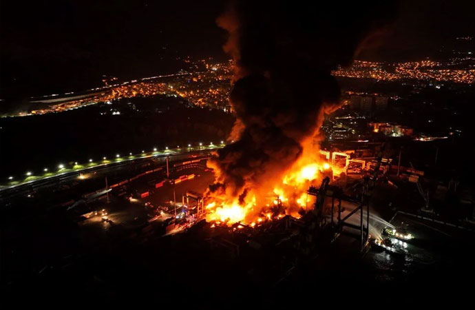 İskenderun Limanı’ndaki yangına müdahale devam ediyor