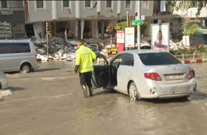 Depremin büyük yıkıma uğrattığı Hatay’da bazı caddeler sular altında kaldı
