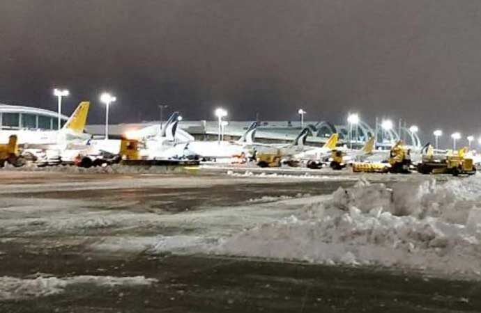 Kar yağışı sonrası İstanbul’a inecek uçaklar Antalya’ya yönlendirildi