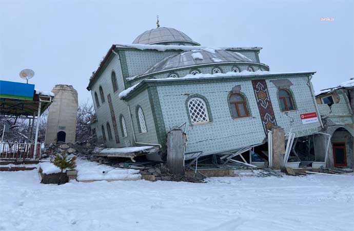 Malatya’da depremden etkilenen cami çöktü