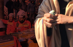 55 saat enkaz altında kalan küçük Berat elinde muhabbet kuşuyla kurtarıldı