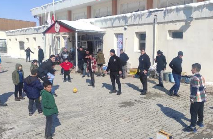 Polis ekibi moral vermek için depremzede çocuklarla futbol oynadı