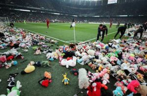 Beşiktaş taraftarının sahaya attığı oyuncaklar depremzedelere ulaştı