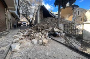 Depremde ağır hasar gören tarihi cami kendiliğinden yıkıldı