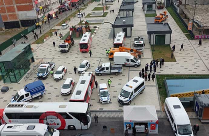AKP’li belediye İBB’nin iftar çadırına engel olmak için meydanı araçlarla kapattı!
