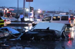 AFAD’ın minibüsü ile çarpışan otomobil ikiye bölündü: 1 ölü 9 yaralı