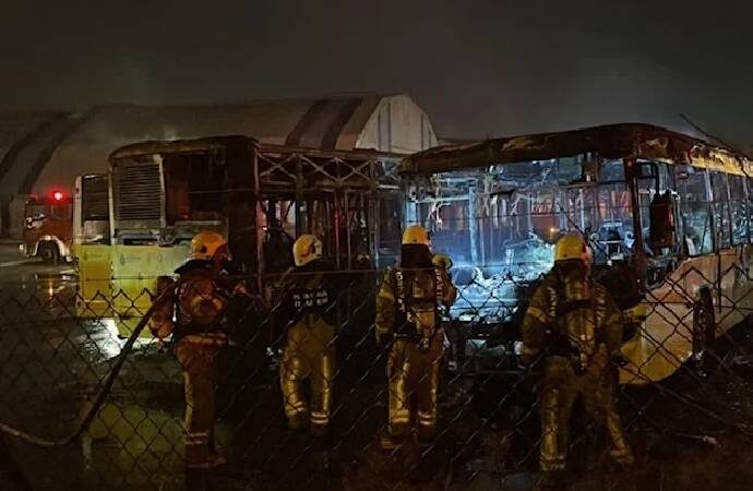 Park halindeki üç İETT otobüsü yandı
