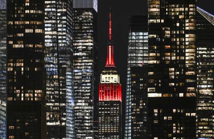 Empire State Kahramanmaraş merkezli depremlerde hayatını kaybedenler için kırmızı beyaza büründü