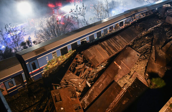 İmrendiren istifa! Yunanistan’da tren kazasında 36 insan öldü Ulaştırma Bakanı Karamanlis istifa etti!