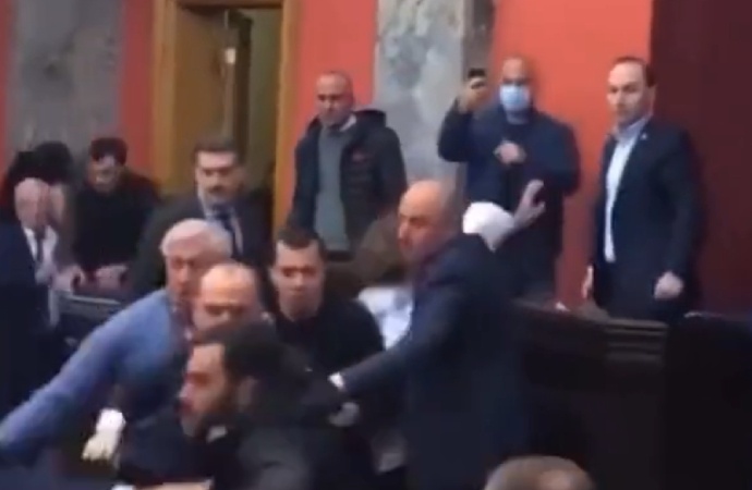 Gürcistan parlamentosunda vekiller yumruklaştı