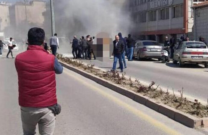 AKP’li belediye önünde kendini ve eşini ateşe verdi