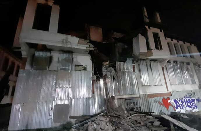 İstanbul’da üç katlı bina çöktü