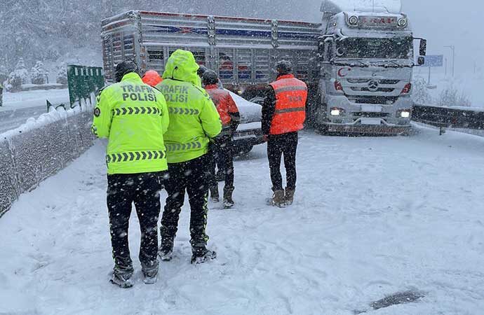 Kar yağışı nedeniyle oluşan kaza otoyolun Ankara ve İstanbul yönünü kapattı!