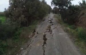 Depremin yıktığı Hatay’da yollardaki insan boyunda yarıklar!