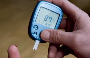 Tip-1 diyabet hastalarında glikoz ölçüm cihazı yardımında yaş aralığı genişletildi