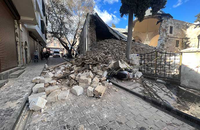 Depremlerde ağır hasar gören cami kendi kendine çöktü
