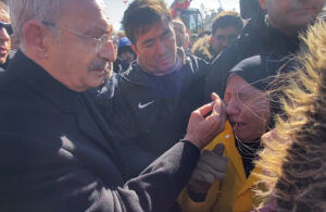 Kılıçdaroğlu depremzede kadının gözyaşlarını eliyle sildi