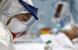 Koronavirüs nedeniyle hayatını kaybeden sağlıkçılar için saygı duruşu