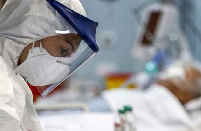 Koronavirüs nedeniyle hayatını kaybeden sağlıkçılar için saygı duruşu