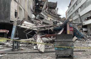 Depremde ağır hasar gören bina kendiliğinden yıkıldı