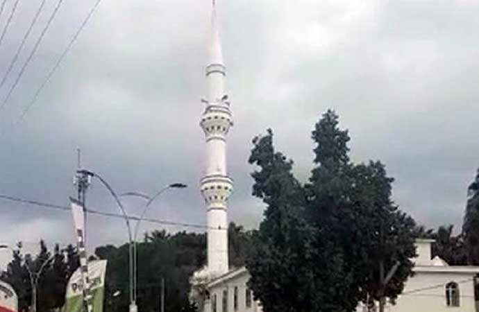 Depremde hasar gören minare böyle yıkıldı